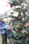 Niederwennerscheider Kinder dürfen ihre selbstgebastelten Weihnachtsschmuckteile in der Weihnachtsbaum am Dorfplatz hängen