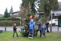 Niederwennerscheider Kinder dürfen ihre selbstgebastelten Weihnachtsschmuckteile in der Weihnachtsbaum am Dorfplatz hängen