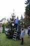 Niederwennerscheider Kinder dürfen ihre selbstgebastelten Weihnachtsschmuckteile in der Weihnachtsbaum am Dorfplatz hängen