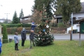 Niederwennerscheider Kinder dürfen ihre selbstgebastelten Weihnachtsschmuckteile in der Weihnachtsbaum am Dorfplatz hängen